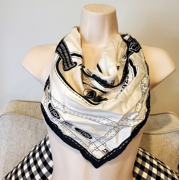 Authentic silk Fendi scarf - Picture 4 of 16